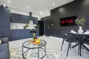 4 Bedroom 4 Bathroom Apartment- Sleeps 8- Walking Distance to City Centre- Free Parking, Self-Check-In, Workspace, Fast Wifi and Smart TV by Yoko Property